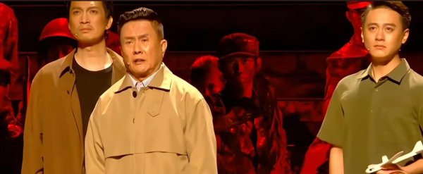 80周年晚会宋春丽与雷喜信 张志坚 郭京飞同框，后台情绪磨蹭，台献技技炸裂