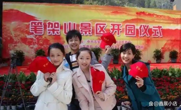 爷青回！17 岁杨洋、18 岁李沁同框旧照曝光，青涩形式藏不住昔时的灵气